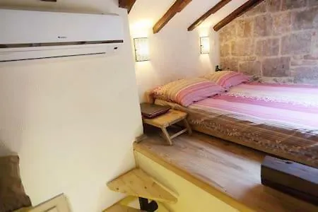 Old Center Rustic Stone House Pikela アパート